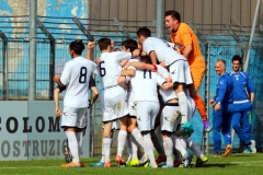Calcio-Lecco-Ciserano-2016-Abbraccio-squadra