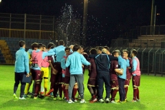 Abbraccio di gruppo a fine gara