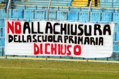 Lo striscione in favore della scuola di Chiuso