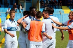 Calcio Lecco Dro Pierrot Karamoko Abbracciato