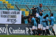articolo-Calcio-Lecco-Levico-Terme-2016-Esultanza-Cardinio-Striscione-Contro-Battocchi