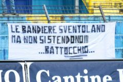 Calcio-Lecco-Levico-Terme-2016-Striscione-Contro-Battocchi