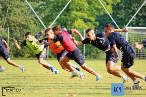 Una fase della seduta della Calcio Lecco guidata da De Paola