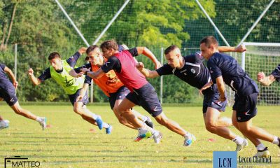 Una fase della seduta della Calcio Lecco guidata da De Paola