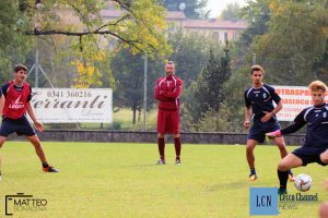 Alessio Delpiano osserva l'allenamento