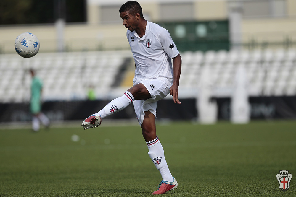 Junior Messias con la maglia della Pro Vercelli