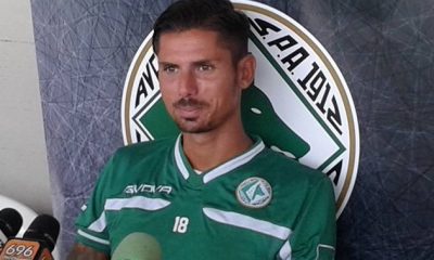 Angelo Rea in posa con la maglia dell'Avellino