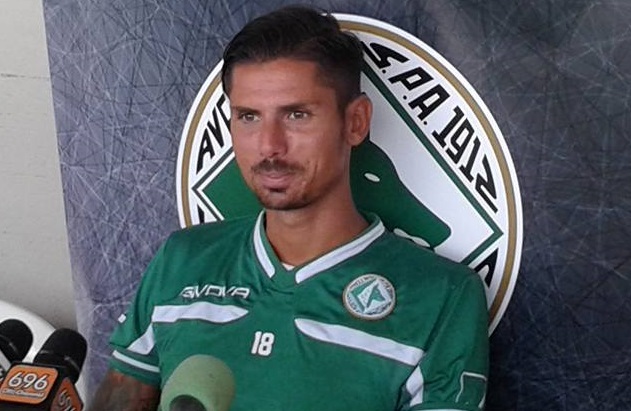 Angelo Rea in posa con la maglia dell'Avellino