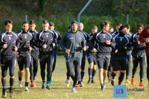 Angelo Rea (al centro) traina il gruppo della Calcio Lecco 1912