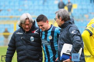 Il volto sofferente di Andrea Compagnone, costretto ad uscire dal campo durante Lecco-Ciliverghe