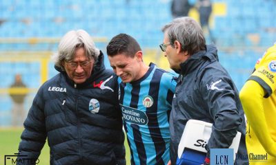 Il volto sofferente di Andrea Compagnone, costretto ad uscire dal campo durante Lecco-Ciliverghe