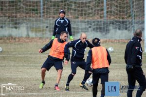 Davide Castagna bracca il capitano della Calcio Lecco Gabriele Cavalli
