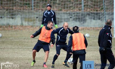 Davide Castagna bracca il capitano della Calcio Lecco Gabriele Cavalli