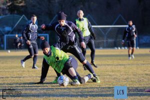 Fabio Roselli contrastato da Andrea Compagnone durante l'allenamento odierno