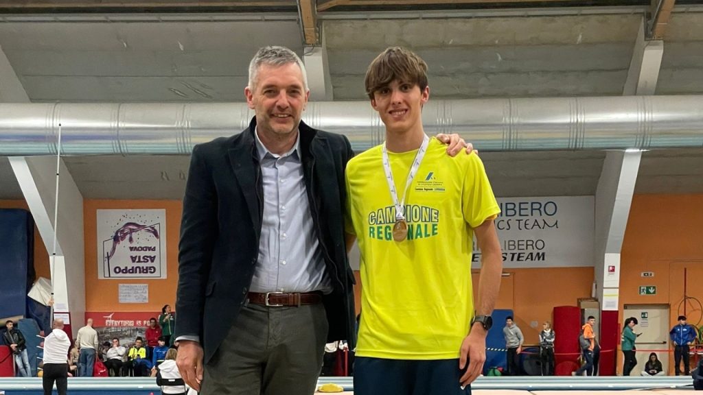 Lorenzo Forni sul podio con il consigliere regional Agostino Rossi