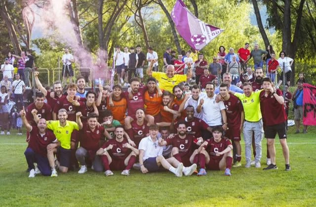 Foto di gruppo per il Calolzio/CALOLZIOCORTE INSTAGRAM