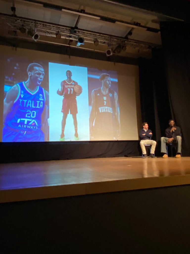 Saliou Niang sul palco mandellese