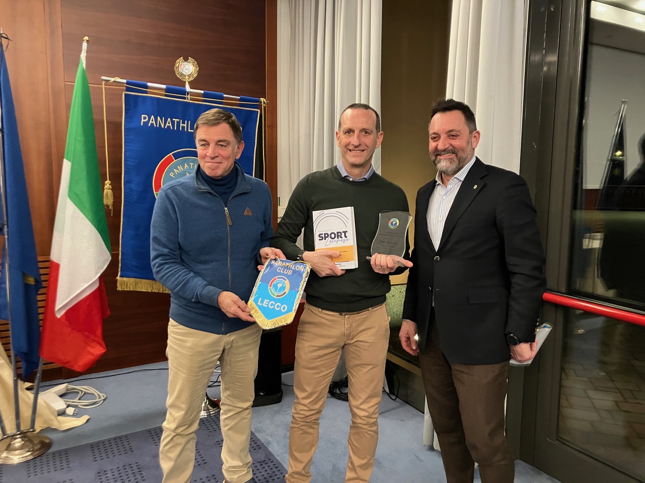 Dino Tenderini, ospite del Panathlon Club Lecco, tra Riccardo Benedetti e Andrea Mauri
